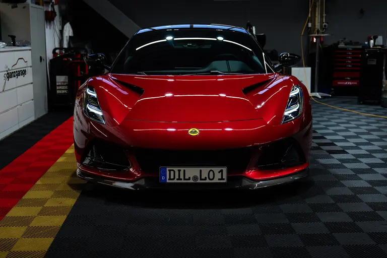 Roter Lotus Emira mit Lackschutzfolierung