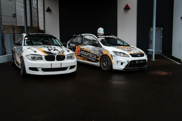 Zwei Rennfahrzeuge in Time-Attack-Livery