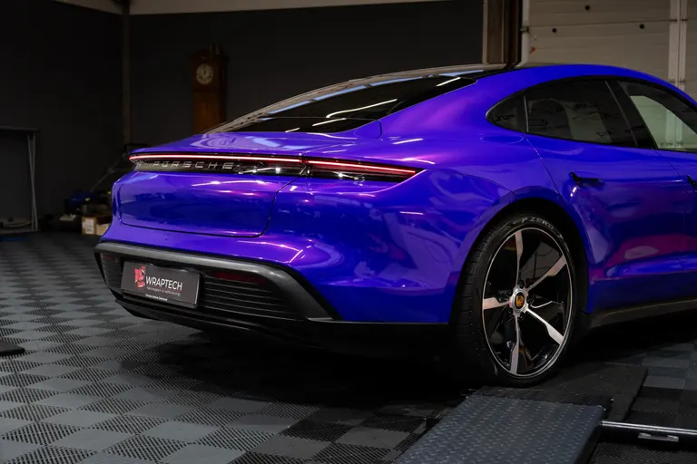 Porsche Taycan in Violett vollfoliert