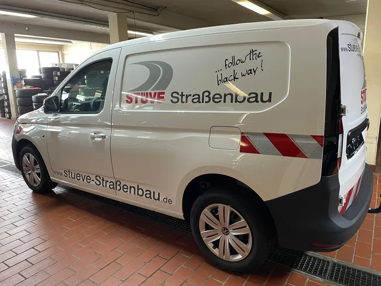Transporter Straßenbau mit Beschriftung