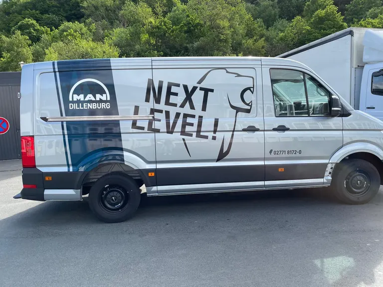 Transporter mit Fahrzeugbeschriftung