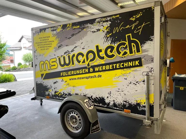 Beschriftetes Fahrzeug von MS Wraptech